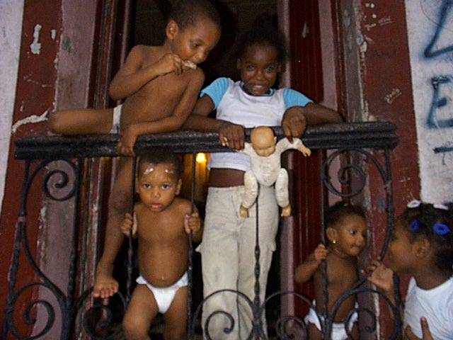 Kinder in Casco Viejo 10.07.03.jpg - kinder beobachten die komischen touristen